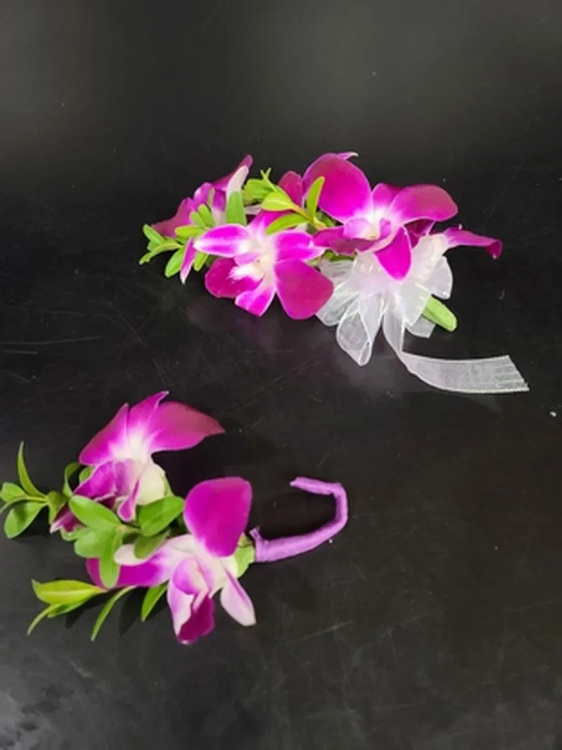 Modern floral accent